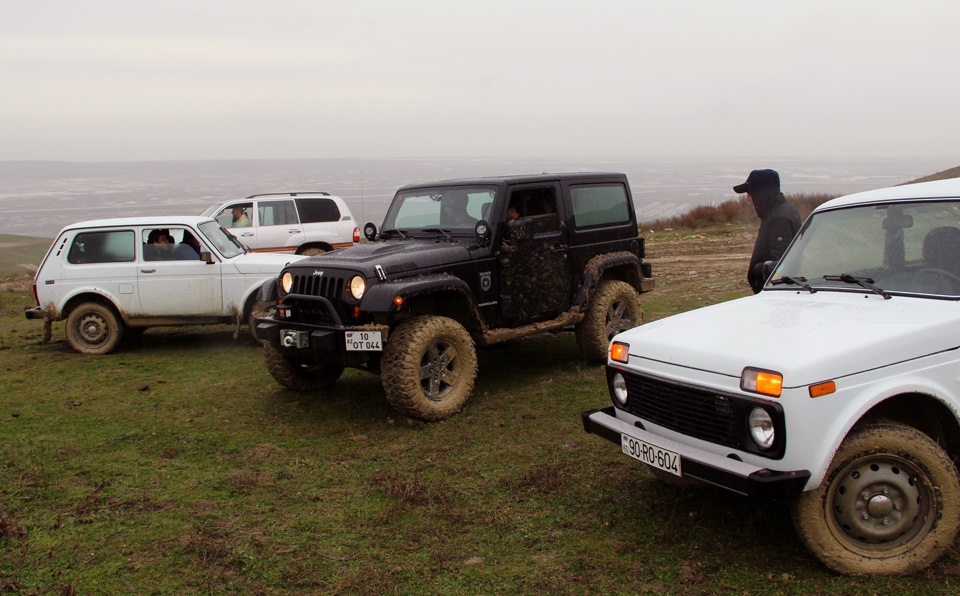 Toyota land cruiser 300 2022. нива под крузак. шевроле нива и крузак 200. нива тащит крузак. нива ленд крузер.