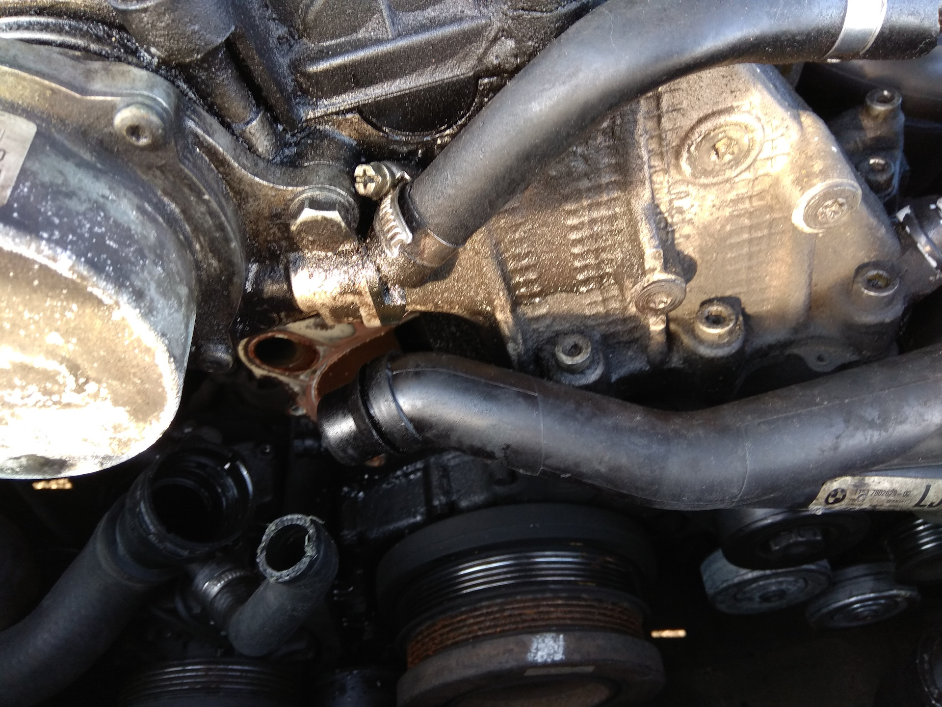 Bmw 520 винт стравливания воздуха. шланг расширительного бачка бмв е39 м52. антифриз бмв е39. течь антифриза бмв е 66. как устроен расширительный бачок охлаждающей жидкости бмв.