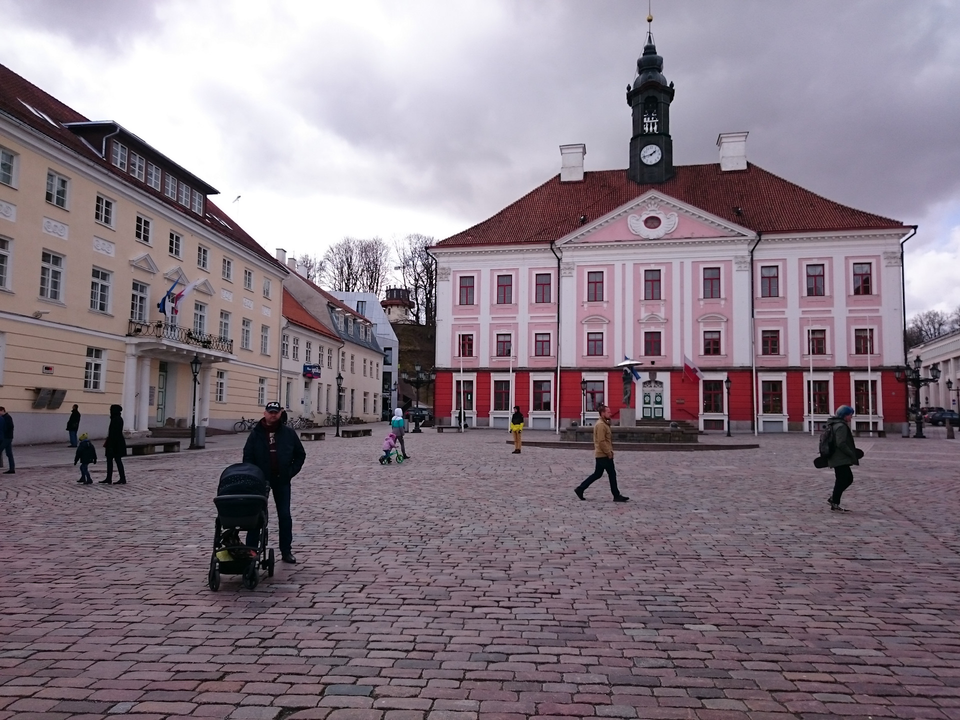 Тарту. Тарту Эстония. Ратушная площадь Тарту.