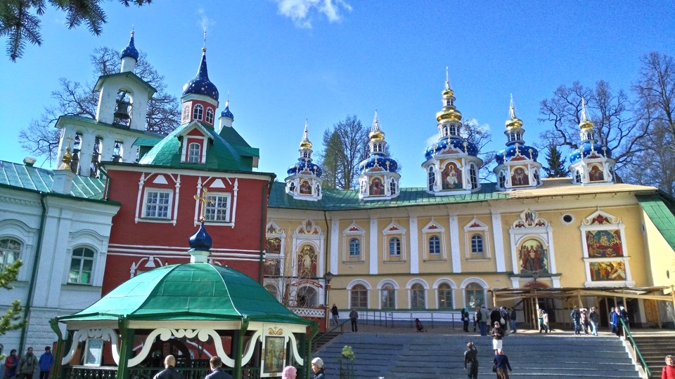 Псков печоры тур из спб. Печоры Псков. Москва Печоры. Печоры Псков Нива. Печоры псковские певчие.