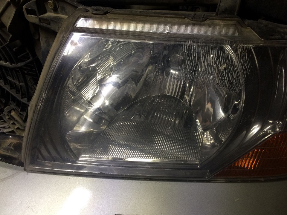 На левом только стекло покоцано. Так же было обломано крепление у крыла… почему? не знаю :( — Mitsubishi Pajero (3G)