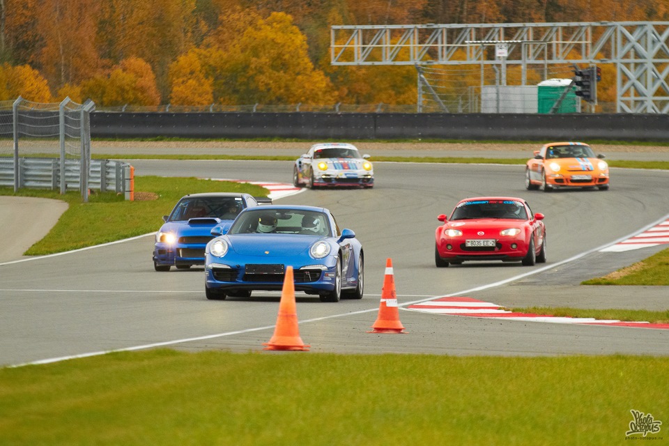 Трек стой. Трек дни на Moscow Raceway. Заезд на треке. Трек день. Педальный заезд на треке.