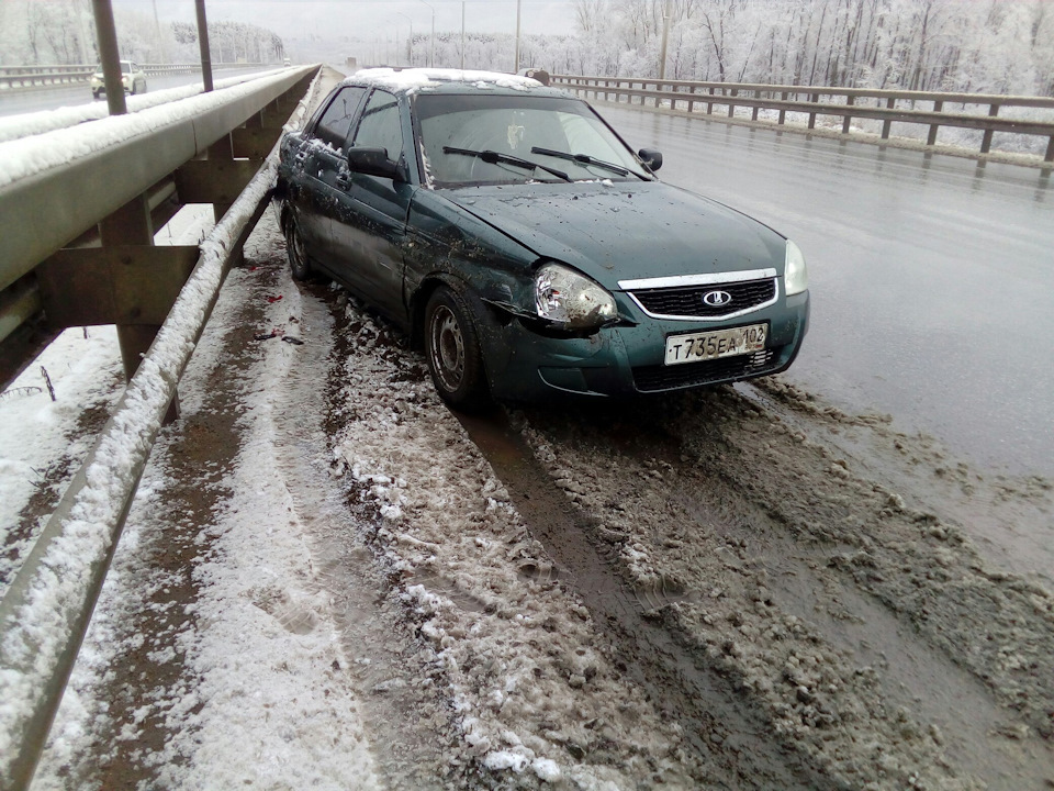 Зеленая Приора седан 1 битая