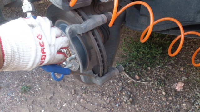 Продуваем всё. Ну а если нет сжатого воздуха — то чистим жесткой кисточкой или мягкой щеткой по металлу. И все равно продуваем — теперь уже ртом :). — Mazda CX-5 (1G)