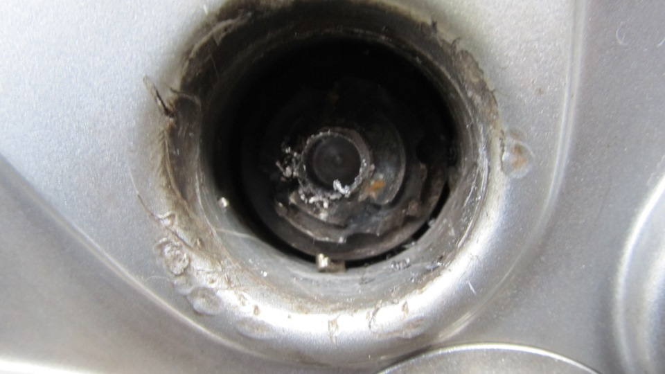 №6 # Сломалась секретка (секретный болт) на колесе — Peugeot 407, 1,6 л ...