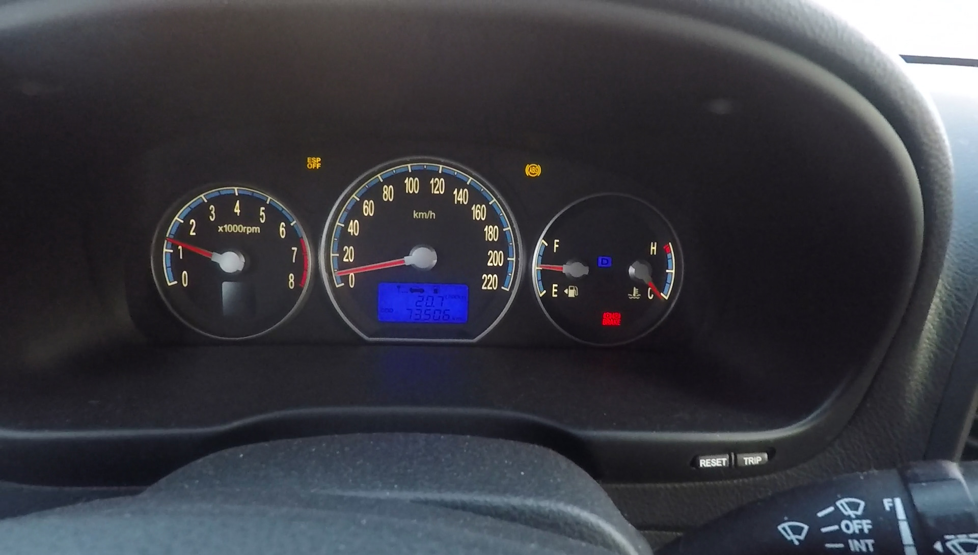 Esp на приборной панели. Hyundai Santa Fe 2 горит лампа ЕСП. Индикатор ESP Санта Фе. Приборка Санта Фе Классик. Лампочка ESP.