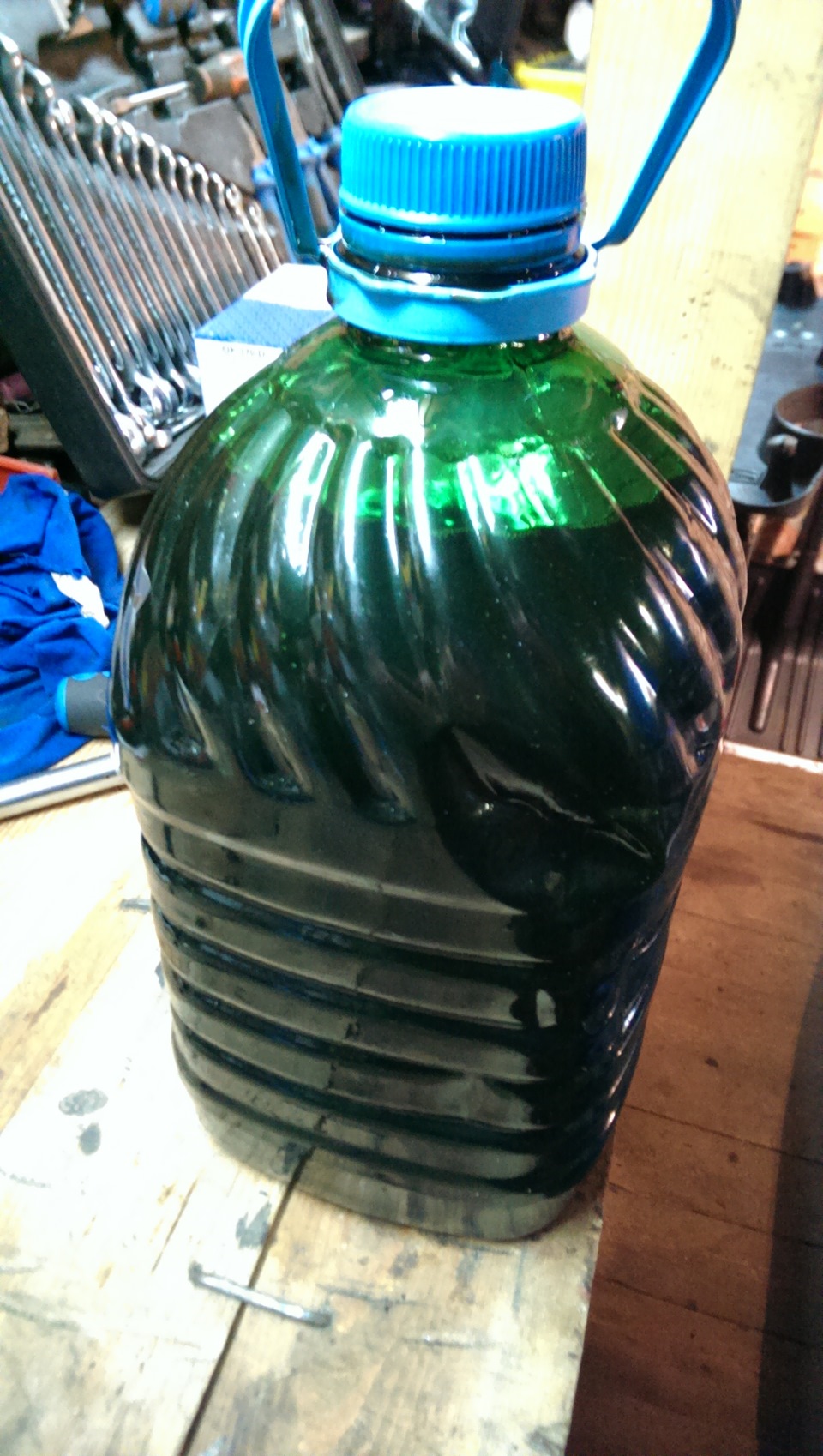 За канистрой поставил переноску с лампой чтобы на просвет что-то увидеть, но так нечего и не увидел, поскольку масло на столько чёрное что даже свет не проходит — Audi A4 (B7)