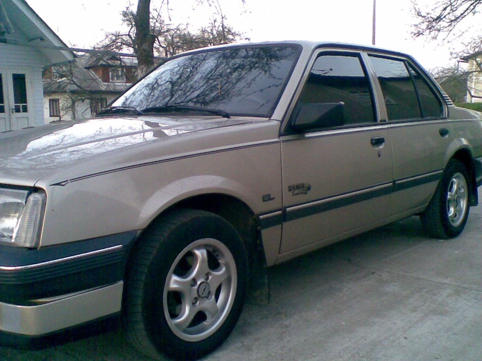 Куфар купить легковой автомобиль. Opel Ascona 1.6. Опель Аскона 1988 хэтчбек. Опель Аскона 1986 купе. Opel Ascona c 1986 мотор.