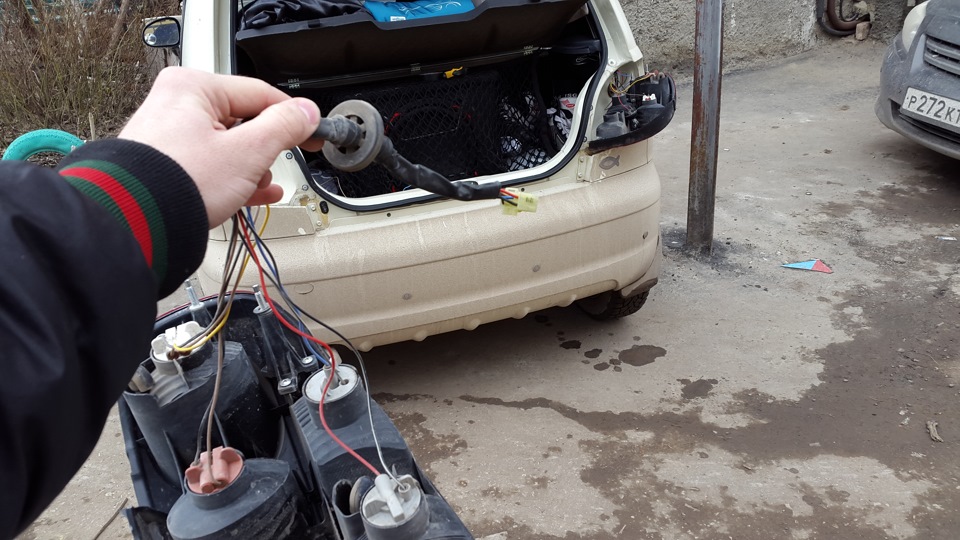 Датчик заднего хода матиз где находится. 450b4a6s 960. Датчик заднего хода матиз где находится фото. Датчик заднего хода матиз где находится-450b4a6s 960. картинка Датчик заднего хода матиз где находится. картинка 450b4a6s 960. После установки передних ПТФ я подумал переделать заднюю туманку в свет.Сказано — сделано) откручиваем задние плафоны, вытаскиваем их.