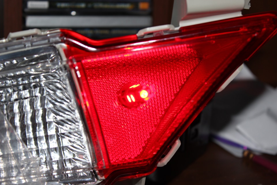 Фонарь заднего хода krone. Крепление птф вольво 940. Задний ход птф. Задний ход птф. Задний противотуманный фонарь на автомобиле.