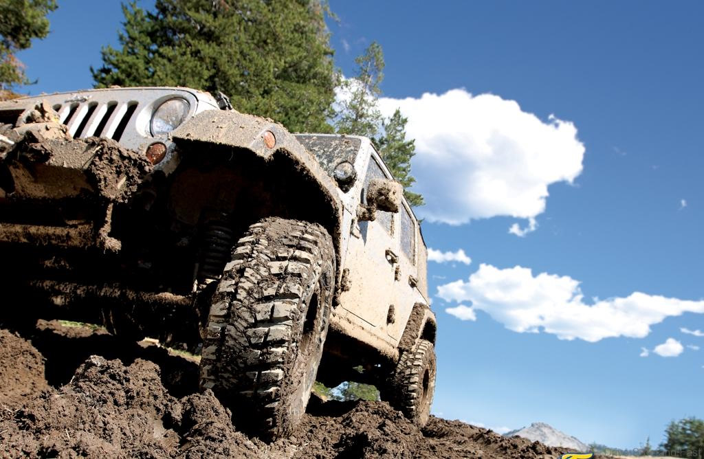 Брошенный внедорожник. Нива 4х4 оффроад. Тойота тундра 6x6 геркулес. Мицубиси паджеро в грязи. Семиместный митсубиси внедорожник езда по бездорожью 2010 года.