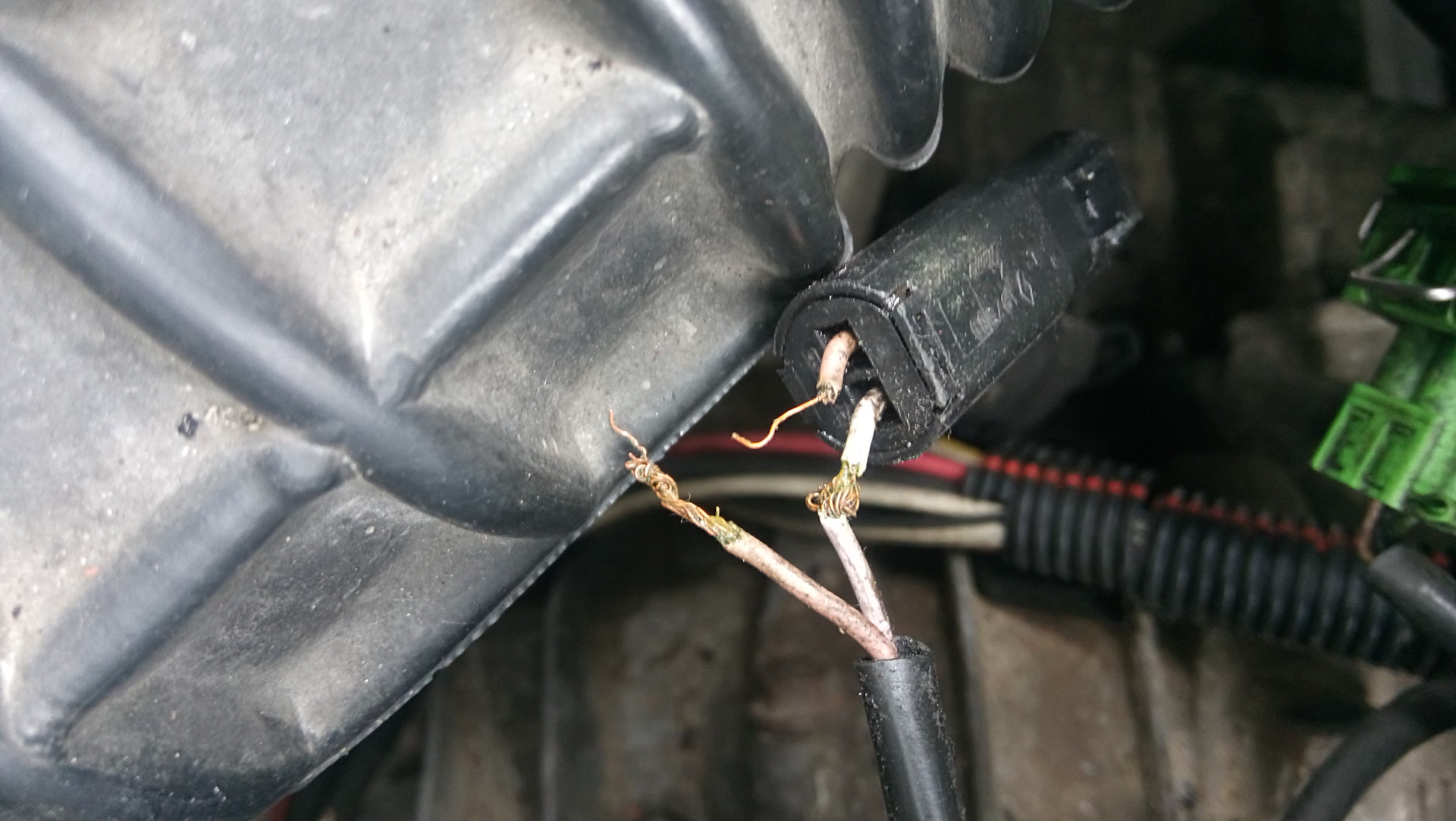 Датчик коленвала форд скорпио 2. Крепление проводов прадо 120. Датчик на кпп к9к оторвался провод. P0335 гранта. Обрыв питания датчика абс ток прадо 150.