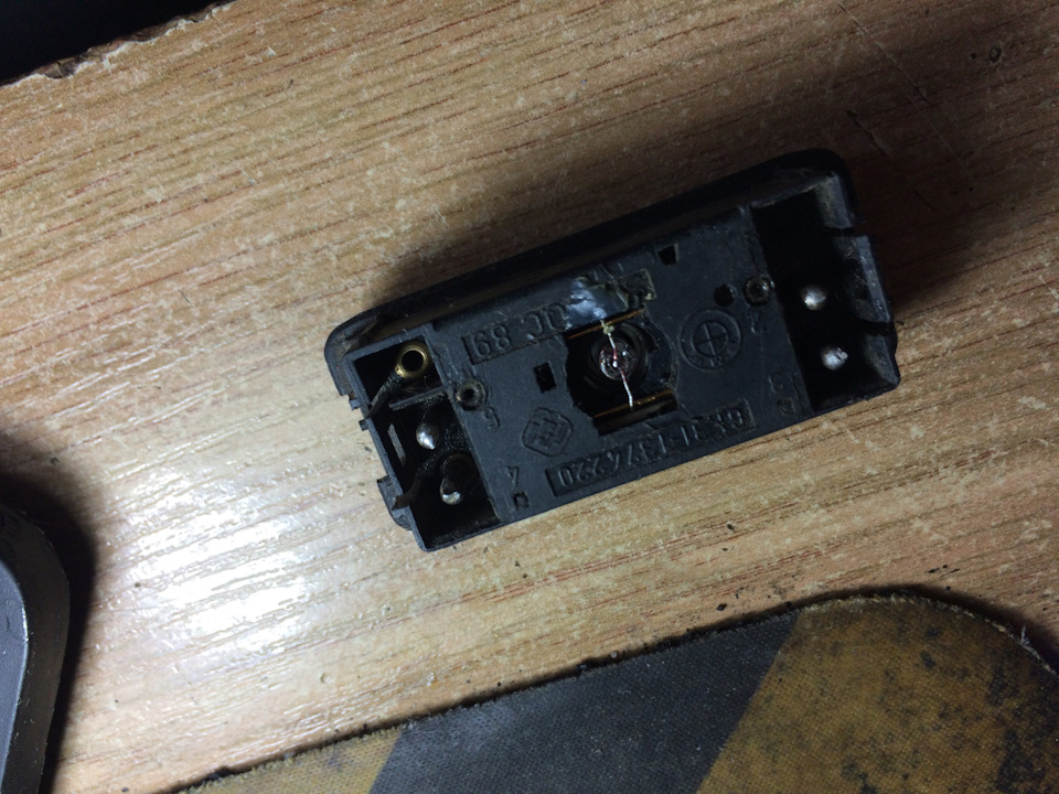 Замена лампочки в кнопке аварийки — BMW 5 series (E34), 2 л., 1990 года ...