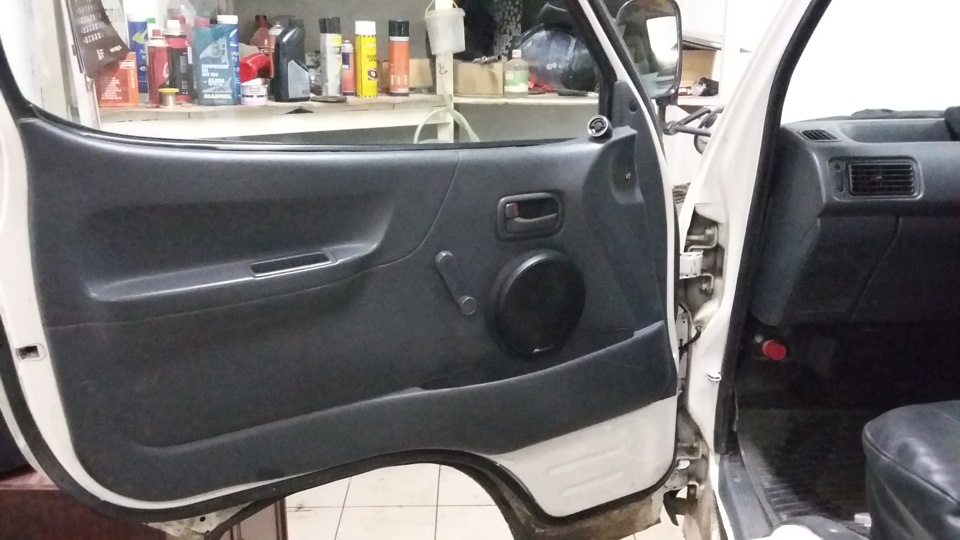 Вариант размещения колонок с подиумом в передних дверях — Toyota HiAce ...
