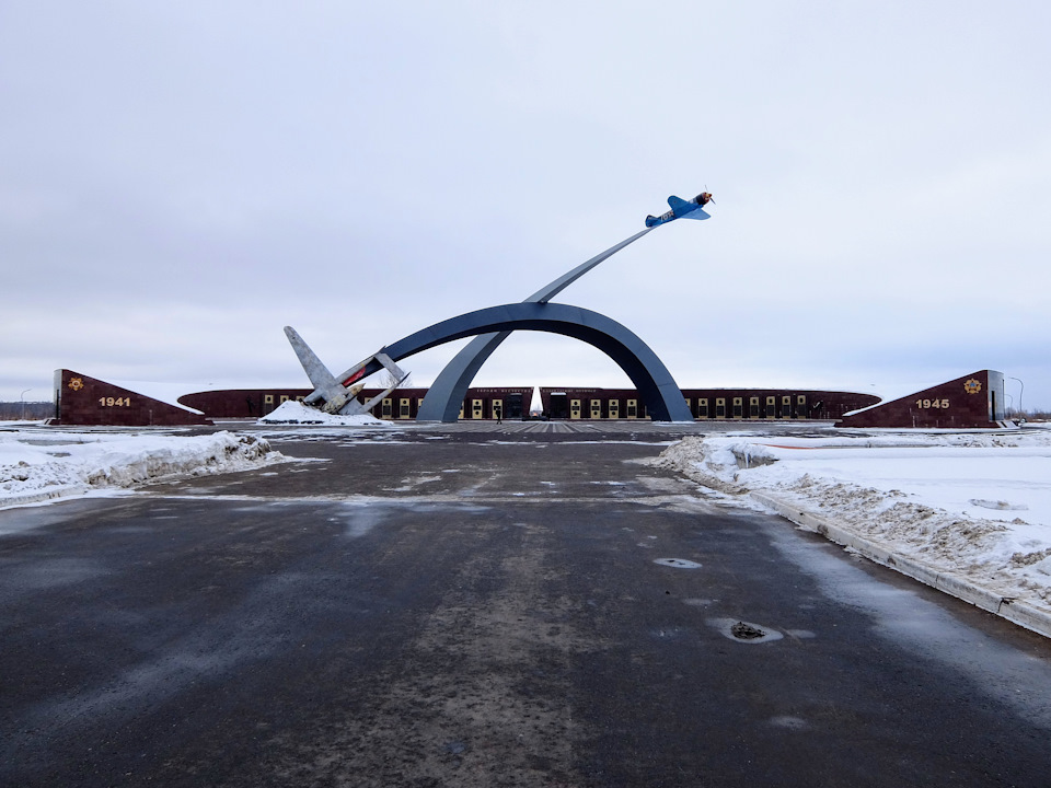в каком городе находится мемориал защитникам неба отечества. 4529841s 960. в каком городе находится мемориал защитникам неба отечества фото. в каком городе находится мемориал защитникам неба отечества-4529841s 960. картинка в каком городе находится мемориал защитникам неба отечества. картинка 4529841s 960. Когда первый раз услышал про данный мемориал, то сразу захотел его посмотреть. Знал, что он находится где-то в Туле.Но тут так странно получалось, я много раз проезжал мимо него, но не замечал, видимо был сосредоточен на дороге. Какого же было удивление, когда следуя стандартному пути в Москву, он предстал взору. Все это время я ездил мимо…Сразу по тормозам и на стоянку около него. Хожу, смотрю, читаю, фотик в руки и пара кадров на память.Масштабность мемориала мгновенно поражает. Жаль, зима, немного занесено место падения бомбардировщика. Зато наш красавец на фоне неба!Далее немного данных из Википедии и мои фото. Пожалуй нет, сначала фото, а потом Copy/Paste из Вики)))