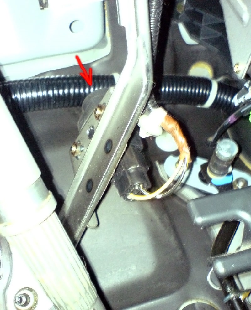 Аварийное отключение бензонасоса. Кнопка аварийного выключения бензонасоса Honda Civic 2002. Кнопка аварийного отключения Хонда Аккорд 7. Honda Accord 7 кнопка отключения бензонасоса. Аварийная кнопка бензонасоса Хонда Аккорд 8.