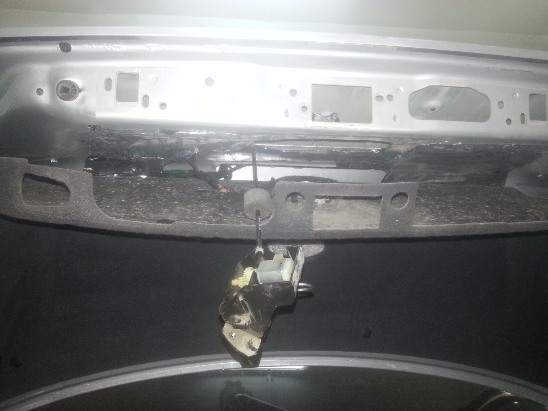 Полка багажника мерседес gla 250. Обшивка багажника мерседес w219. Mercedes gla обшивка багажной двери демонтаж. Снятие обшивки крышки багажника мл163. Обшивка двери мерседес мл350 164.