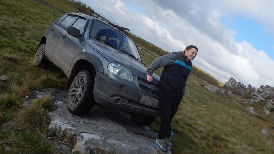 Джипеги из равов. Джипеги из равов. Как называется передача дискавери про джип и морпеха. Белая нива по бездорожью. Нива 21 21 белая на бездорожье.