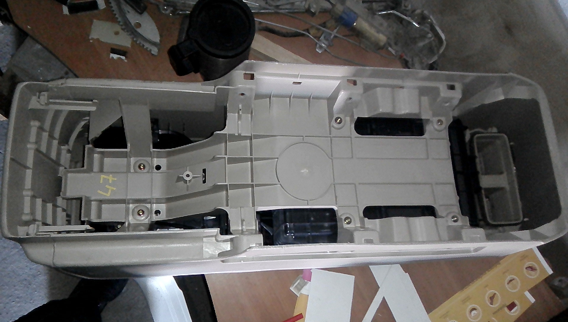 Ящик между передними сиденьями от Harier — Nissan Presage (1G), 2,4 л ...