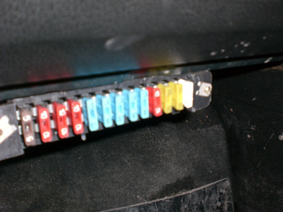 Монтажный блок ваз 2114. Предохранитель бензонасоса бмв е46. 5490 дополнительный блок предохранителей. Блок предохранителей попала. Блок предохранителей бмв е46.