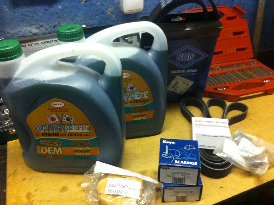 Заморачиваться с оригиналами не стал…Ролики Koyo ( они же в оригинале), ремень ГРМ SUN ( он же в оригинале), натяжитель родной, приводной ремень родной…не нашел замены…Антифриз из ближайшего авто магазина за 840р. Цвет зеленый…G11, кто что думает по этому поводу их проблемы… — Mitsubishi Pajero (4G)