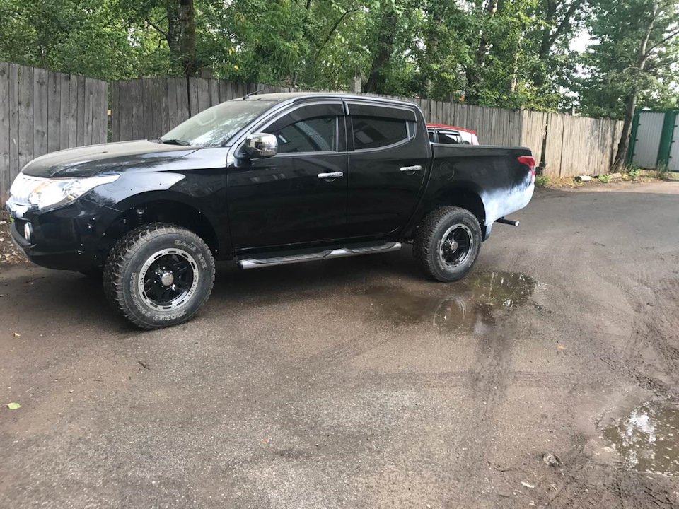 Mitsubishi l200 Black