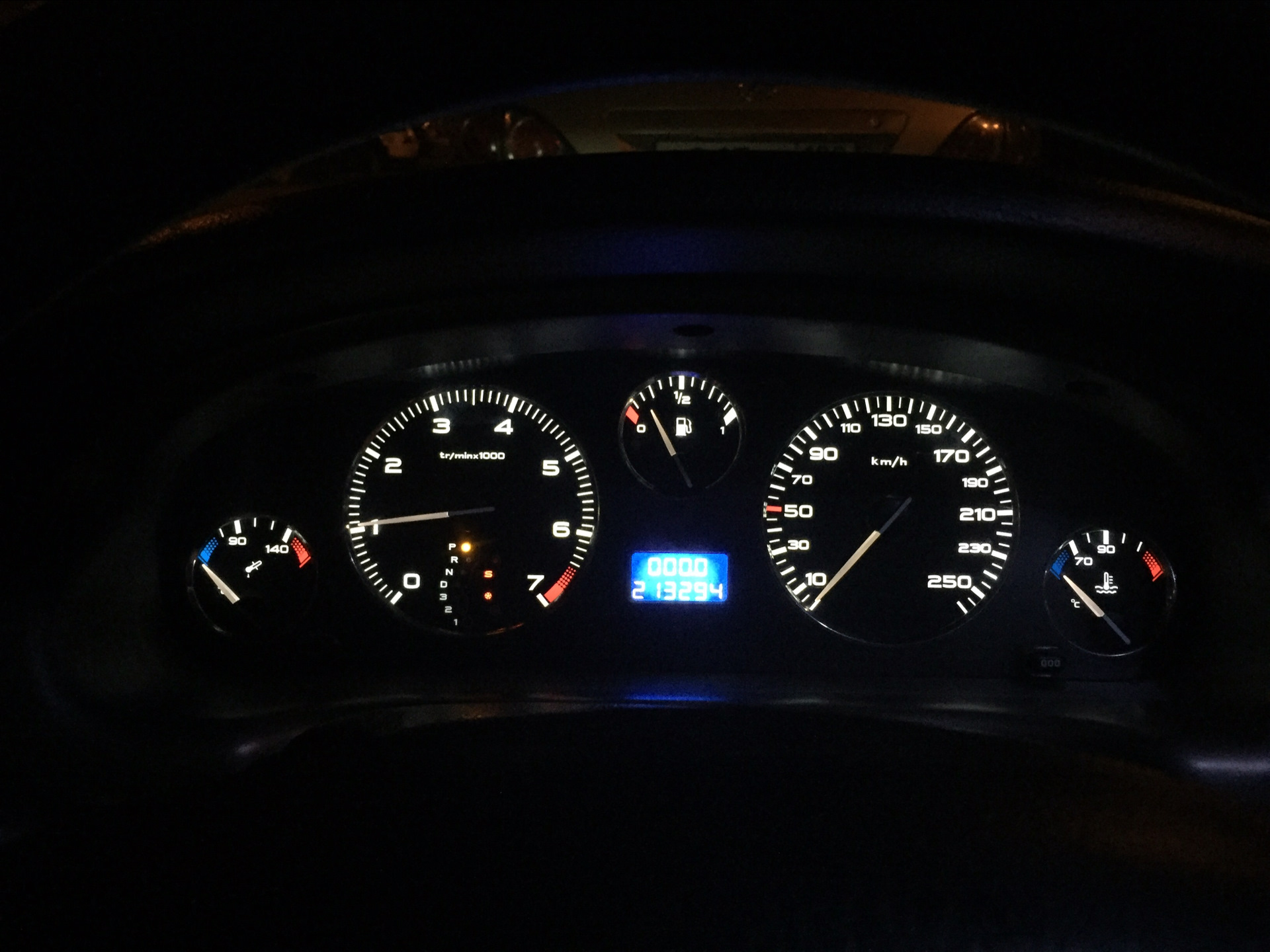 Приборная панель пежо 406. Peugeot 406 1 приборная. Пересвет приборки Пежо 406. Приборка Саджим Пежо 406. Peugeot 406 панель приборов.