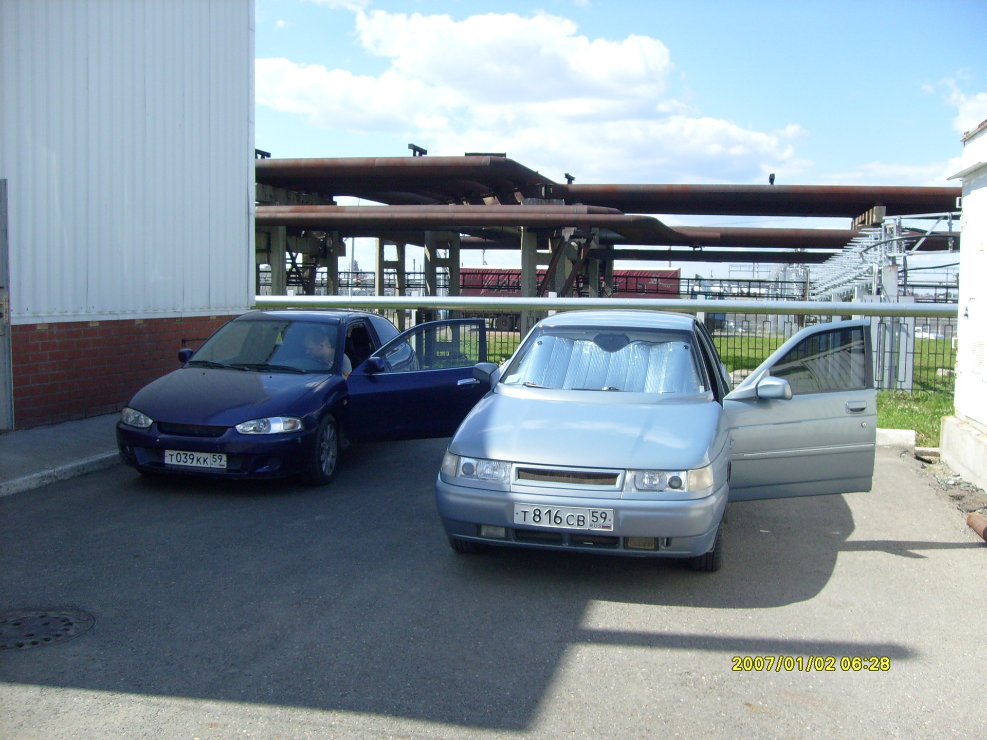 Друг купил машину, вот пофоткались малеха — Lada 2112, 1,6 л, 2003 года |  фотография | DRIVE2