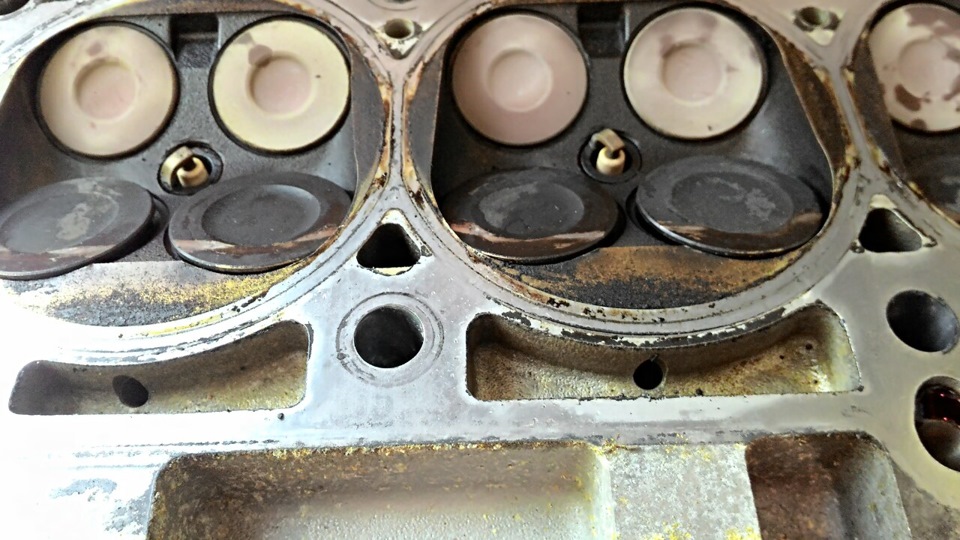 Двигатель рено гнет клапана. Загнуло клапана Рено Меган 2 1.6. Загнутые клапана ВАЗ 21213 инжектор. Направляющие клапанов Рено Дастер 2.0. Загнуло клапана на Фольксваген поло 1,2.
