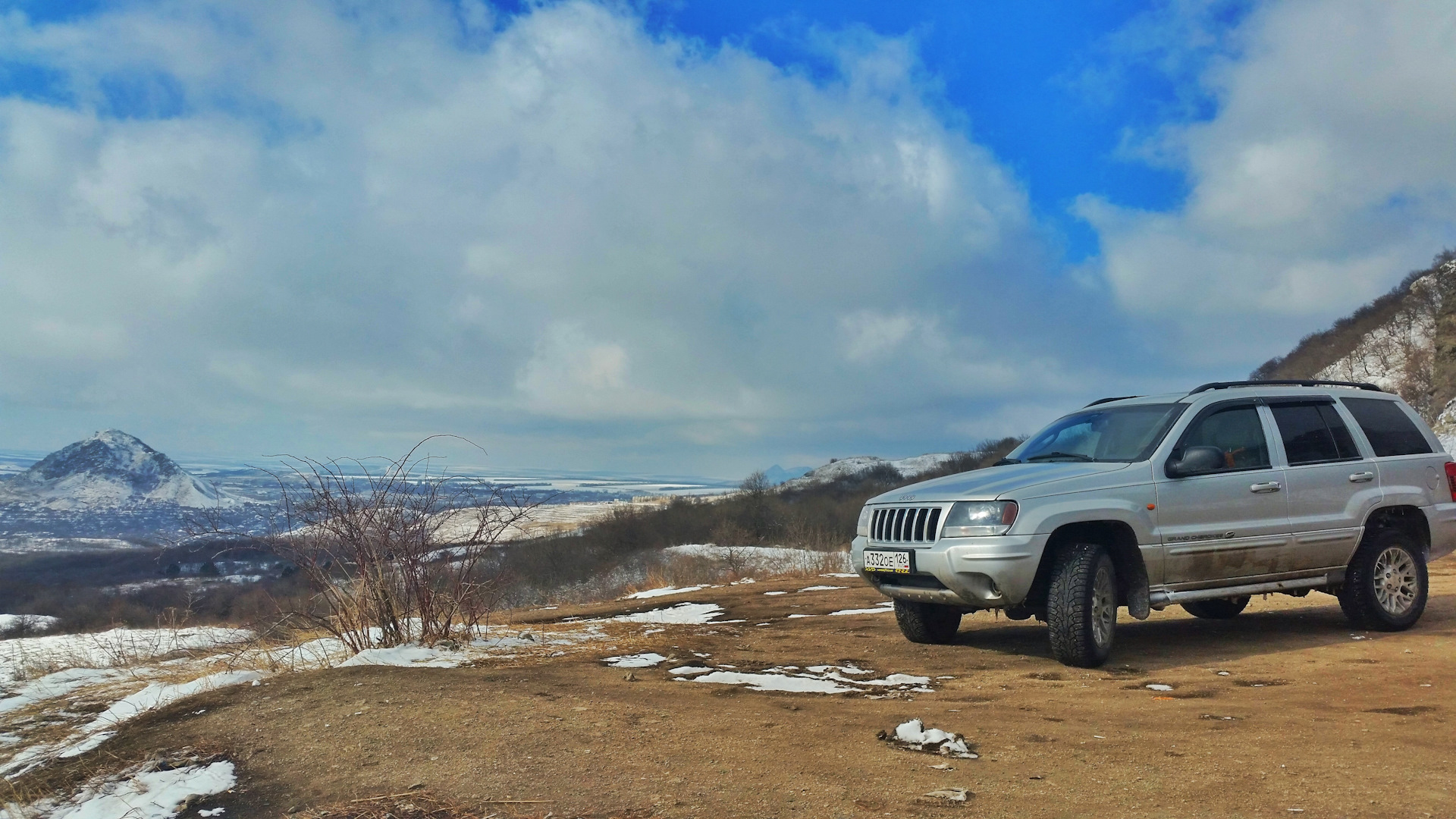 Jeep Grand Cherokee уезжающий вдаль