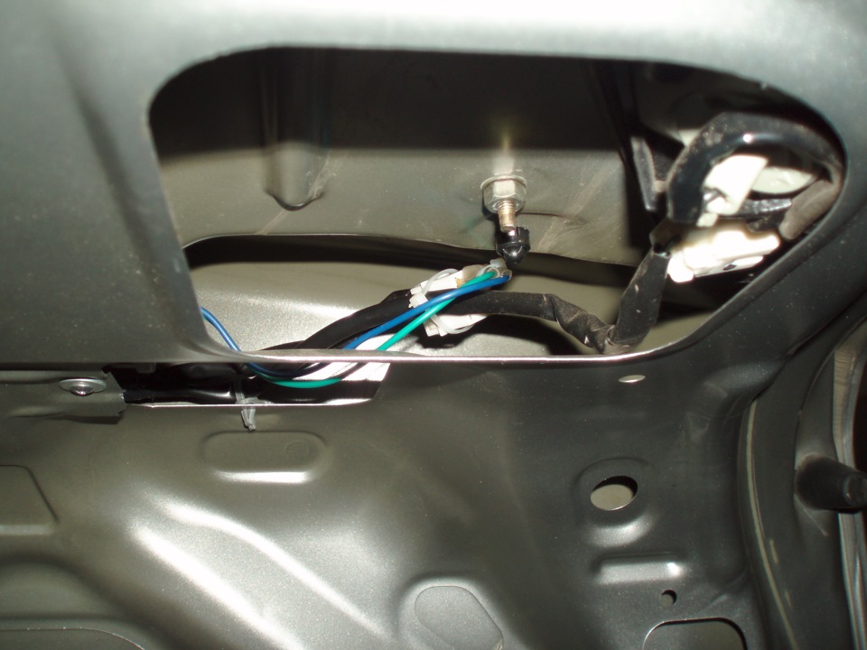Как открыть ниссан ноут. Электро открывания багажника Almera n15. Nissan Almera Classic датчик закрытия багажника. Датчик открытия багажника Ниссан ноут 2008. Замок багажника Ниссан Альмера Классик с электроприводом.
