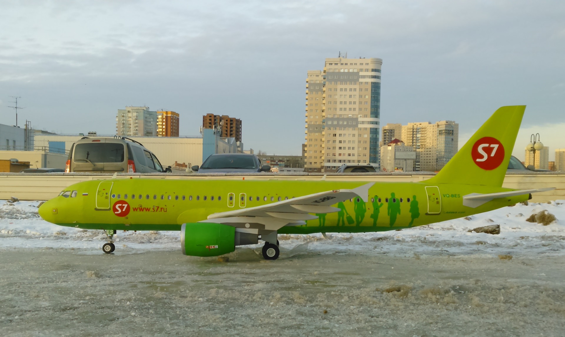 авиакомпания 1. Bombardier dhc-8-300 кабина. московия 737-700. зеленый самолет игрушка s7. авиакомпания 1.