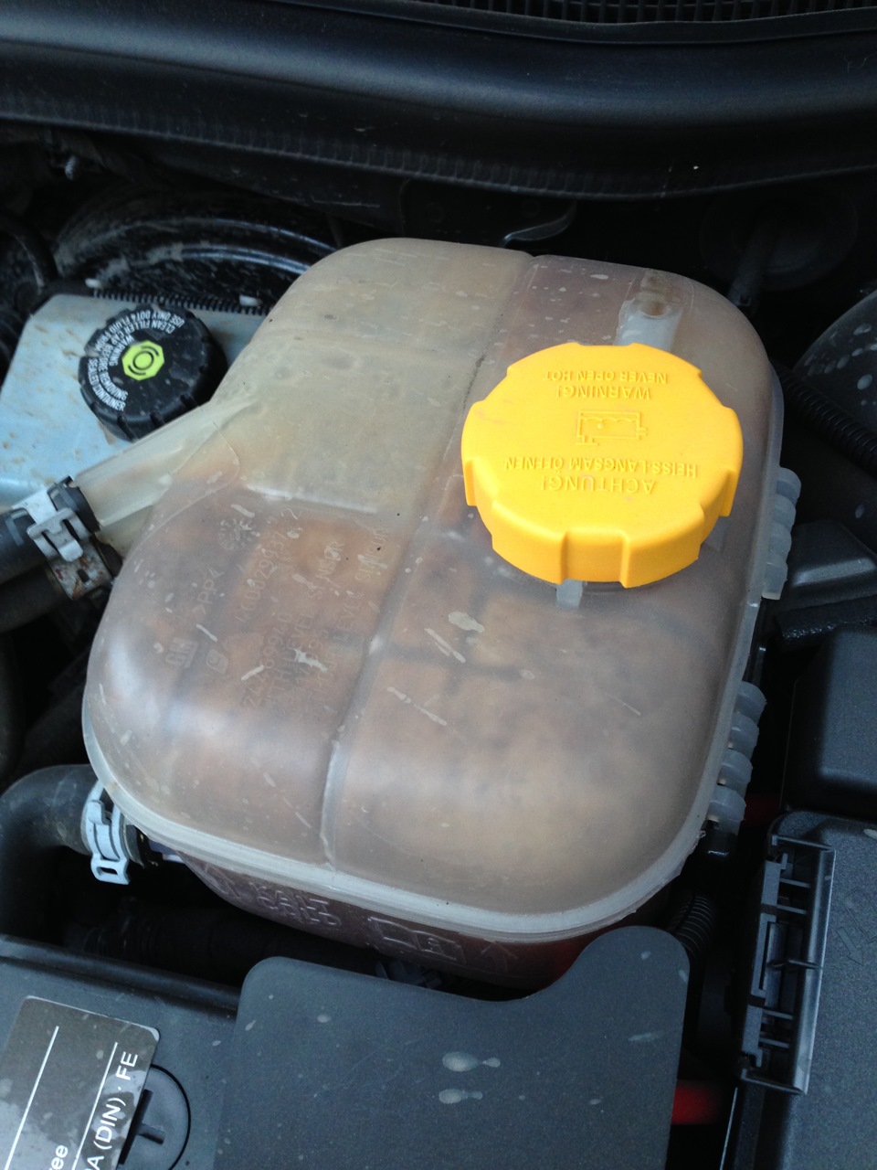Масло в расширительном бачке опель. Opel Astra j бачок охлаждающей жидкости.