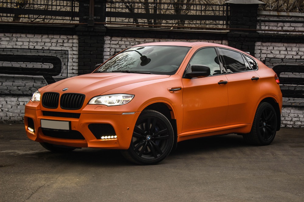 X6 цвет. BMW x6m e71. BMW x6m оранжевая. Оранжевый BMW x6 e71. БМВ x6 m матовая.