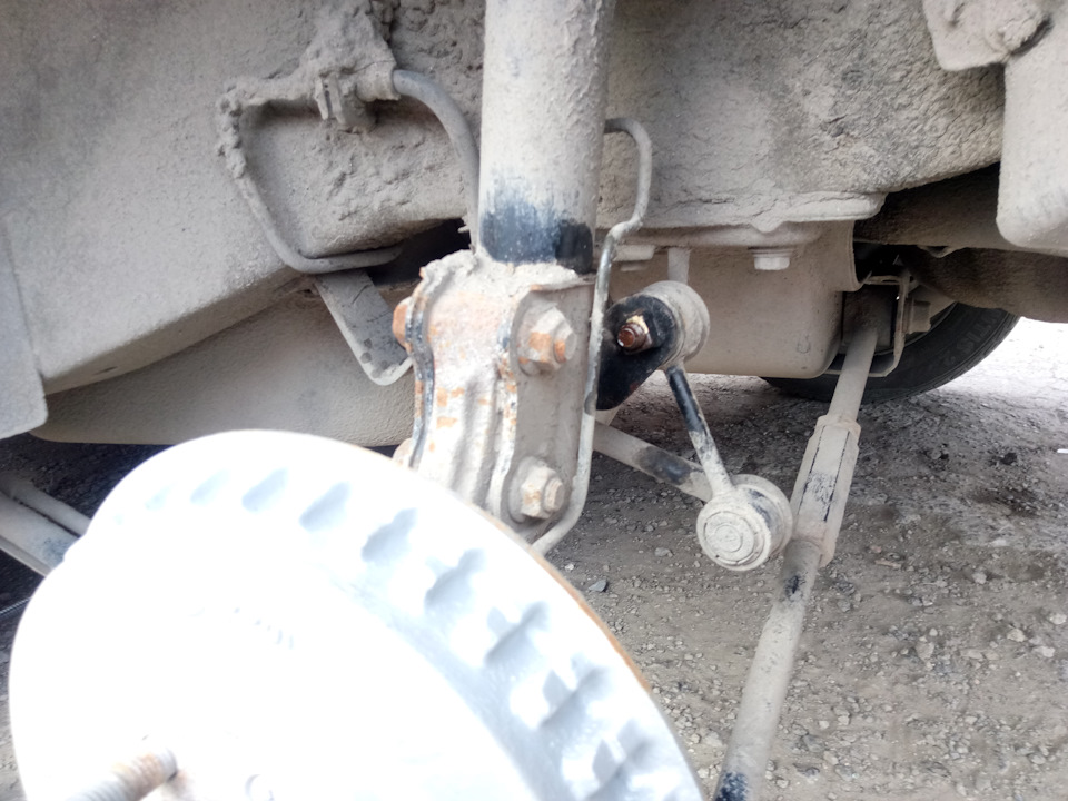 Замена задних стоек стабилизаторов и втулок штанги стабилизатора ...