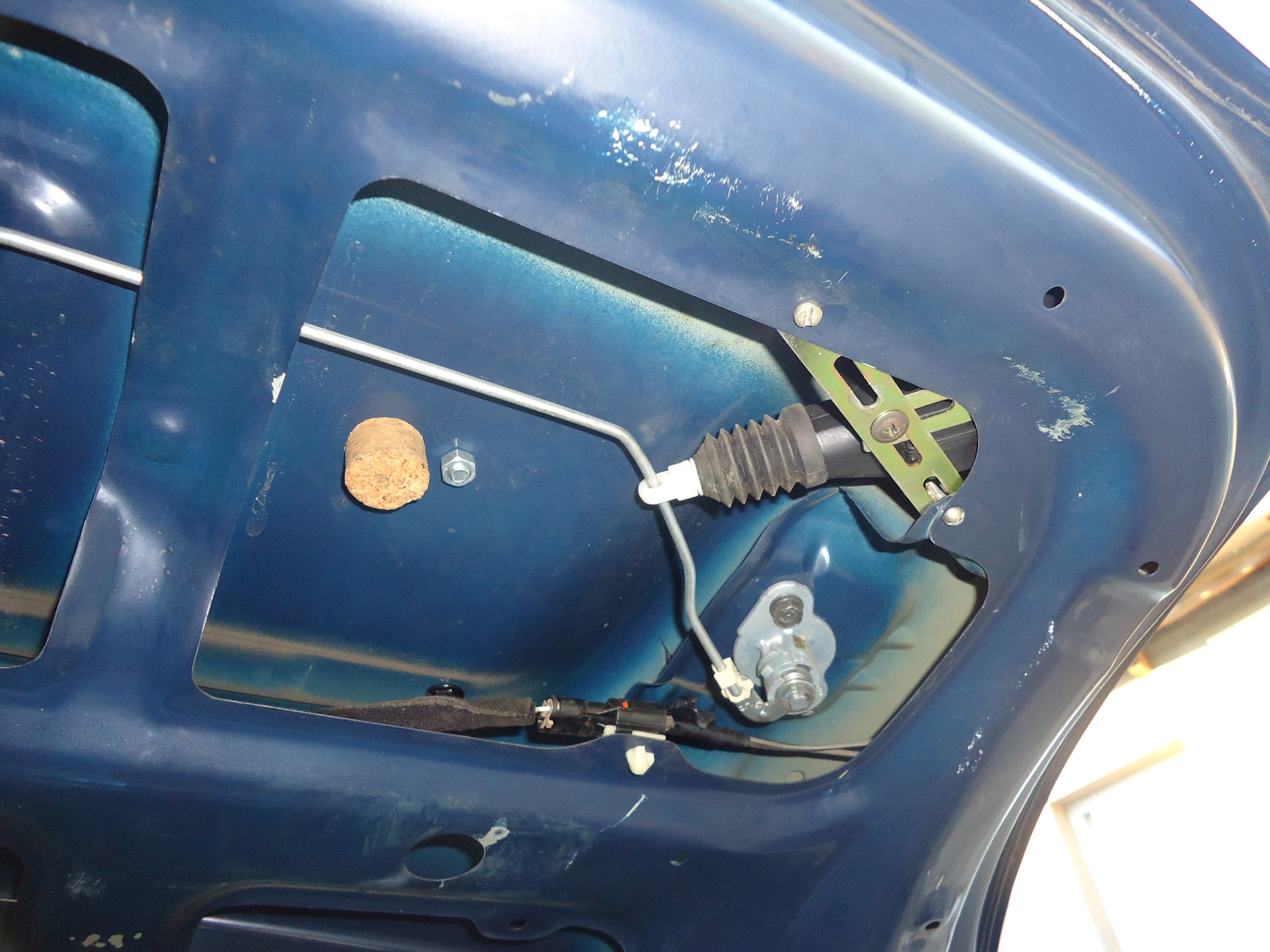 Хендай акцент петли транспортировочные. Датчик открытия багажника hyundai solaris. Пружина для открывания багажника хендай акцент. Пружины на крышку багажника акцент. Открытие багажника акцент.