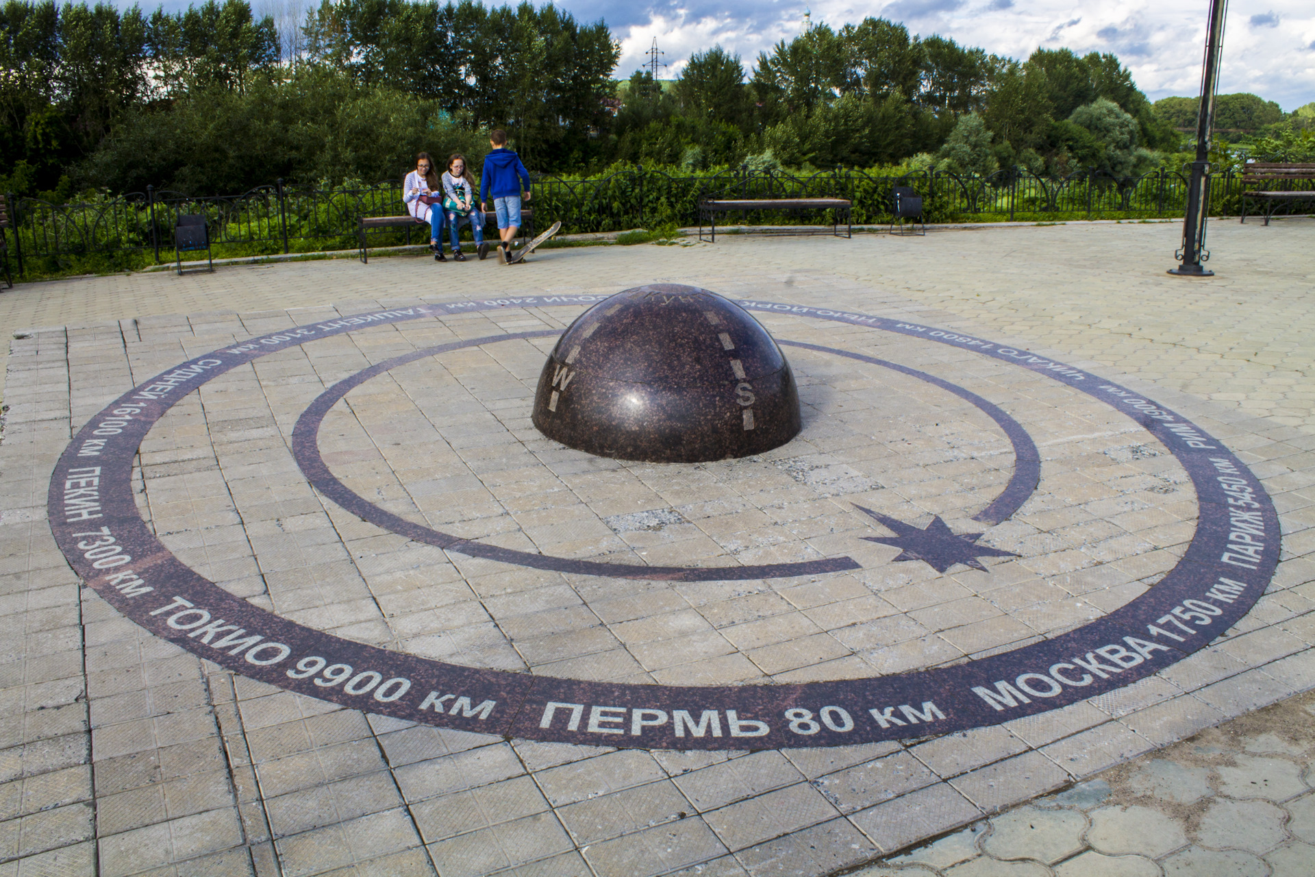 Пуп земли трейлер. Памятник пуп земли в Кунгуре. Кунгур Пермский край пуп земли. Памятник Пермского края пуп земли. Достопримечательности Кунгура пуп земли.