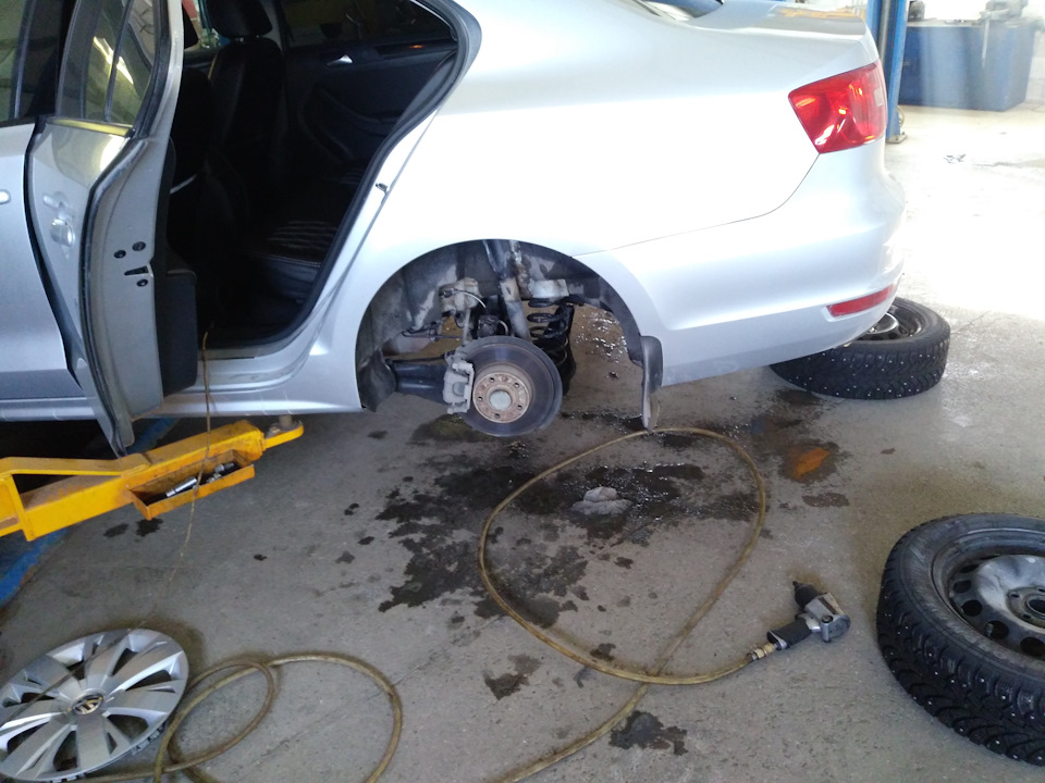 Замена ручного тормоза — Volkswagen Jetta VI, 1,4 л, 2012 года ...