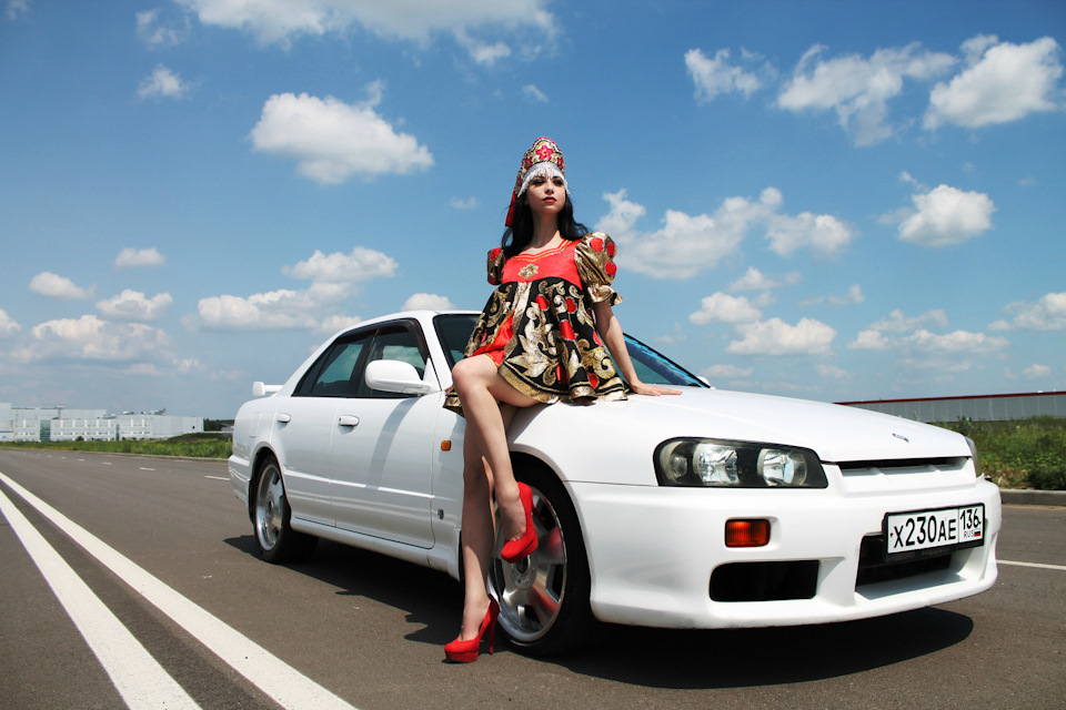 Nissan Skyline r34 с девушкой