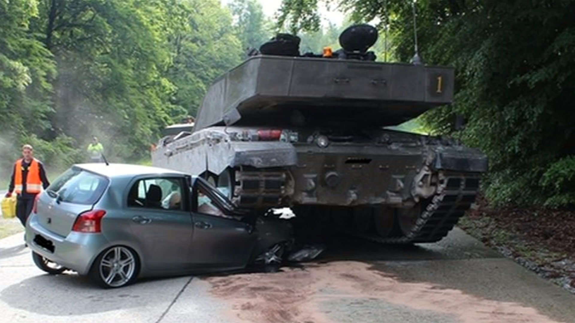 Видео автомобиль танк. Машина танк. Аварии военной техники. Танк переехал машину.