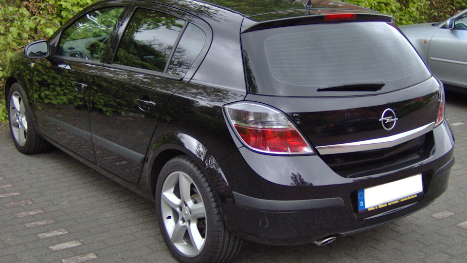 Opel Astra h черная