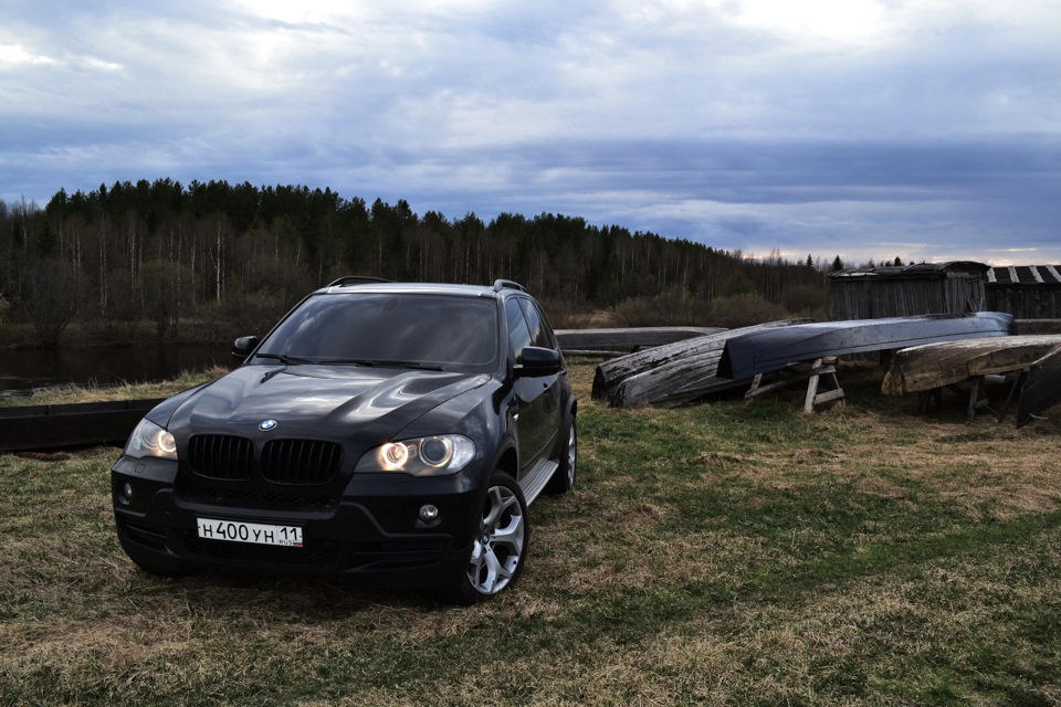 BMW e70 рядом с Грантой