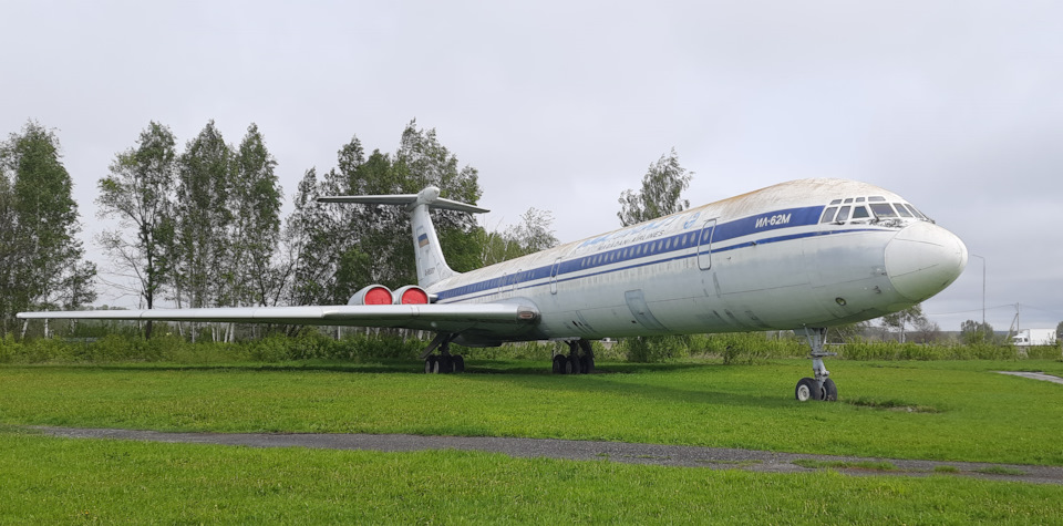 Ил-62М. Первый отечественный реактивный межконтинентальный лайнер. На протяжении многих лет являлся флагманом гражданского воздушного флота страны. Всего было построено 190 Ил-62М и Ил-62МК. 5 Ил-62М заложено, но недостроено. Представленный в музее самолет имеет бортовой номер RA-86507, налёт 11 607 часов, 5 528 циклов. На момент нашего посещения музея в 2012 г. его еще здесь не было, так как он был установлен 3 июля 2014 года. — Jeep Cherokee (KL)