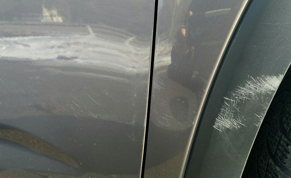 А тут самое не приятное, вмятина на крыле и поцарапаный пластик, который однозначно нужно будет красить. — Chevrolet Orlando  (1G)