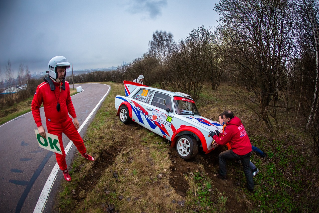 Rally одежда. Раллийный гонщик. Авторалли гонщик. Трасса ралли мастер шоу. Сервисный парк ралли.