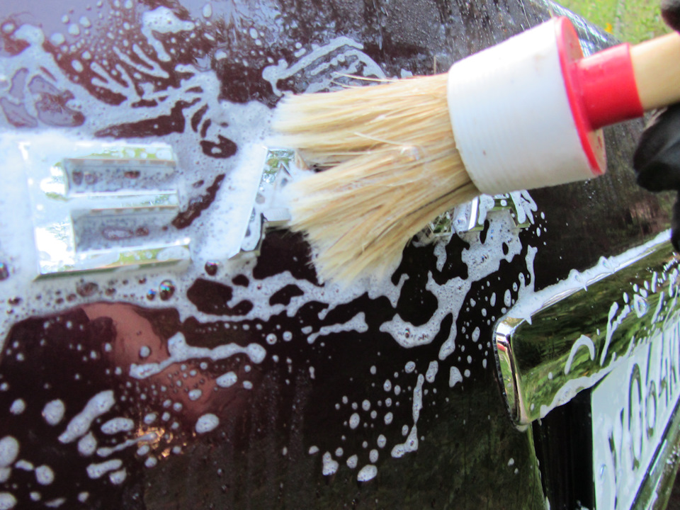 На багажнике все шильдики, хромированные молдинги и объектив камеры заднего вида — Nissan Teana (J32)