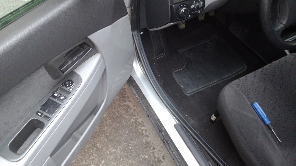 Замена уплотнительных резинок передних дверей — Lada Приора седан, 1,6 ...