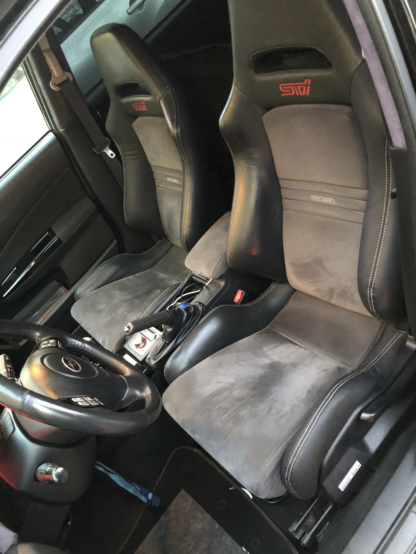 Переднее сиденье форестер. Recaro STI. Полуковши STI Forester SG. Recaro Subaru STI. Сиденья Recaro STI GC.