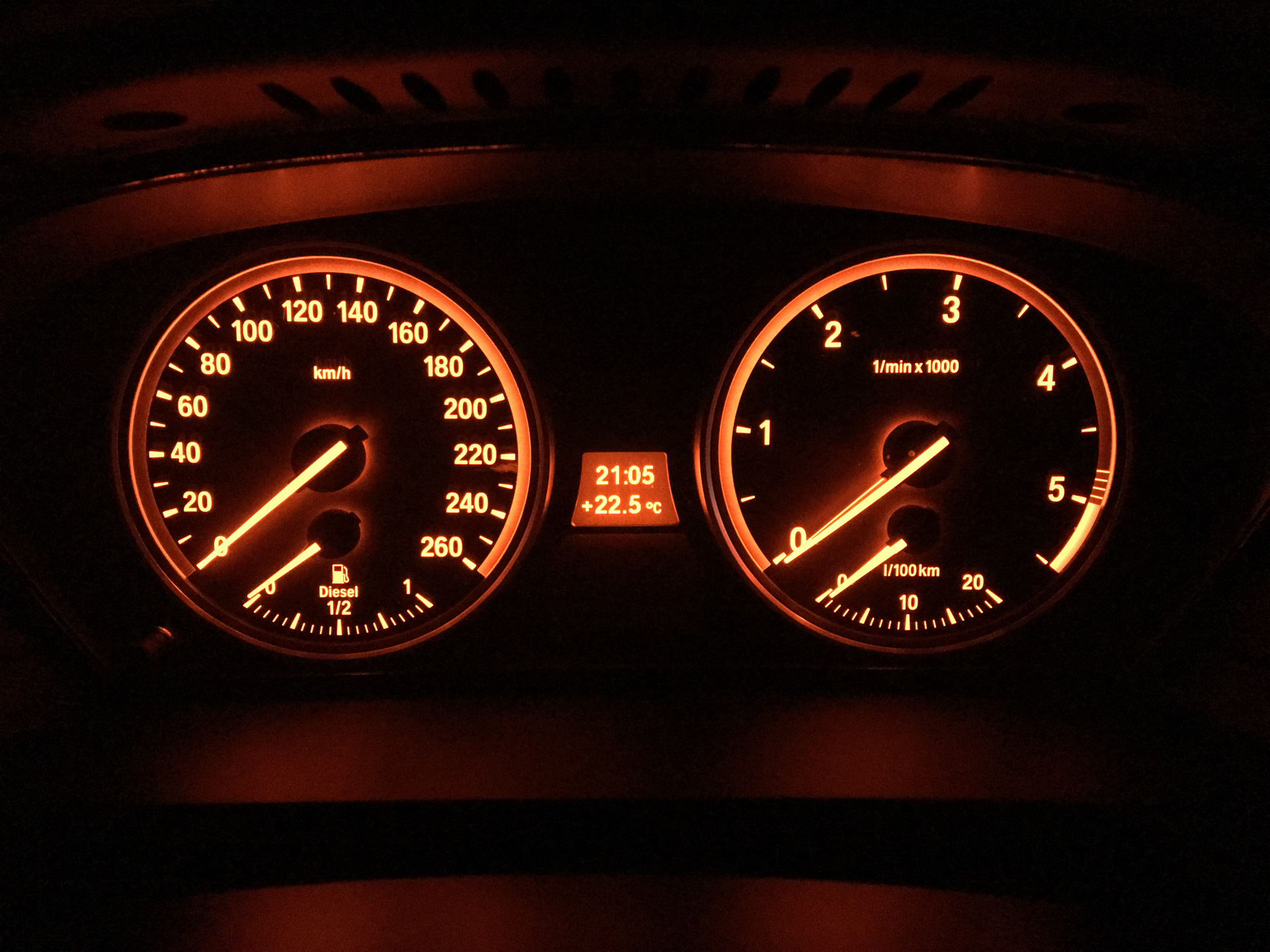 Vw t5 led приборка. Белая приборка на е60. Панель приборов с голубой подсветкой. Приборка bmw e39. Белая подсветка приборов в е70 бмв.