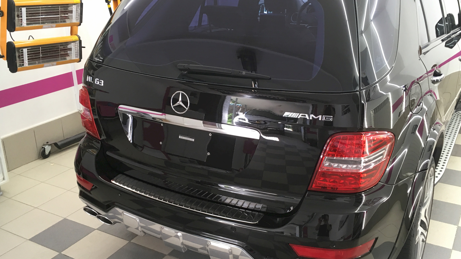 Mercedes-Benz ML 63 AMG (W164) 6.3 бензиновый 2011 | 